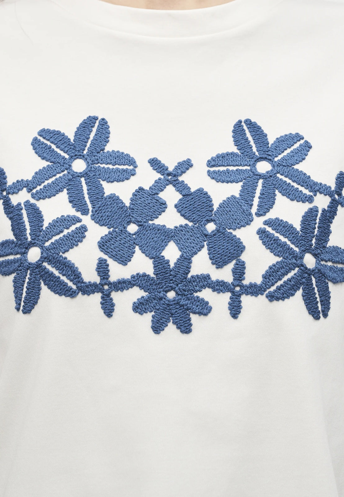 WEEKEND T-shirt Weekend donna 2615941112600 003 Sabato a punto interlock con ricami fiori Blu Bianco<BR/> 2615941112600 003